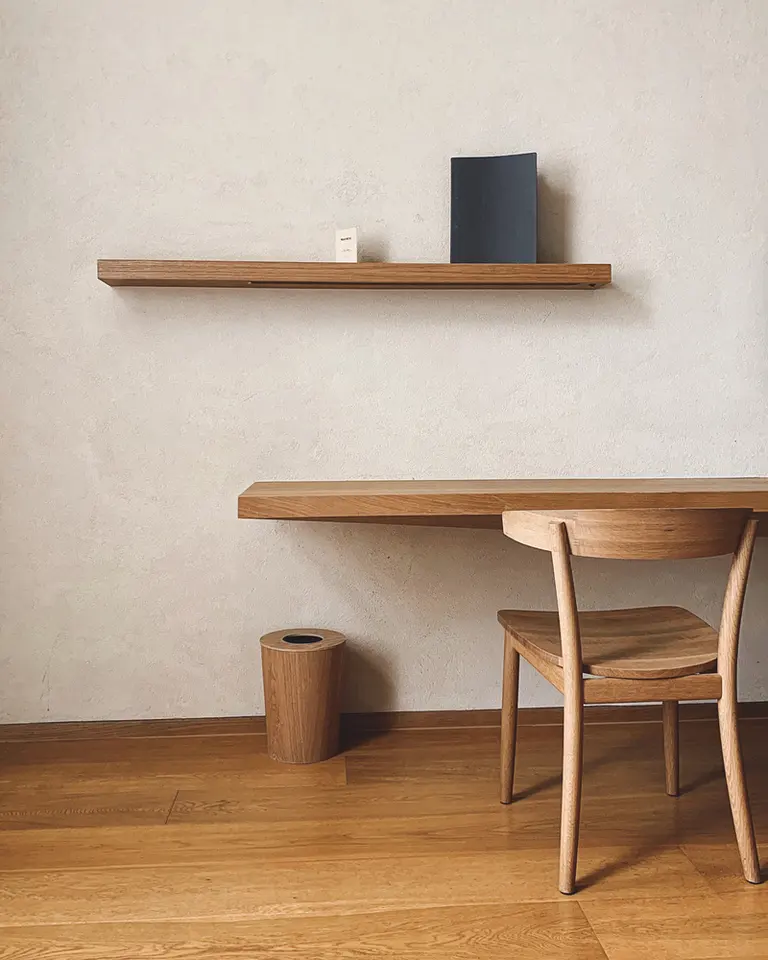 A dining room set with Pelleossa chairs