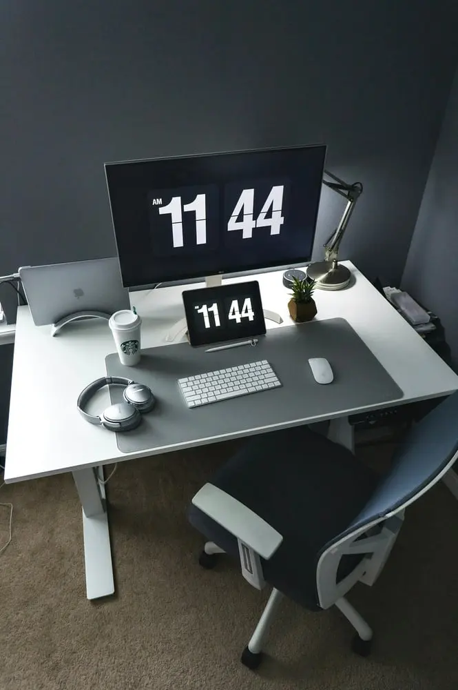 silver imac on white table